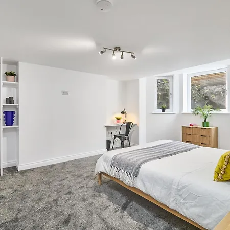 Delph Lane Апартаменти *