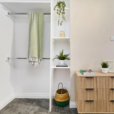 Delph Lane Apartament *